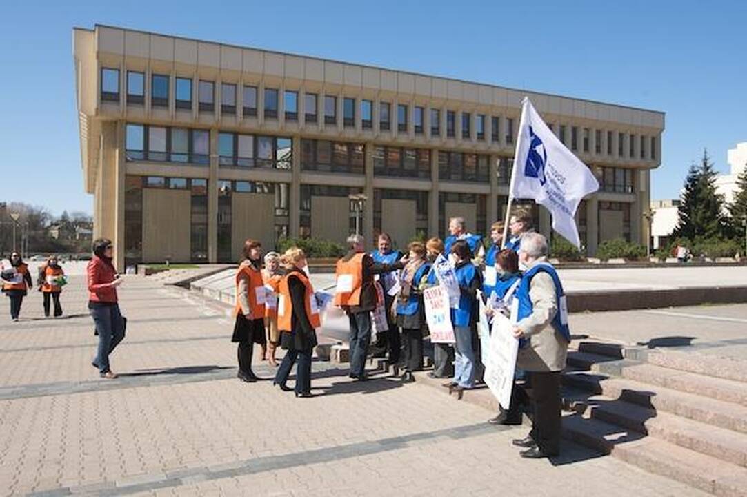 Profesinės sąjungos kyla į kovą ir gegužės 1-ąją žada eitynes