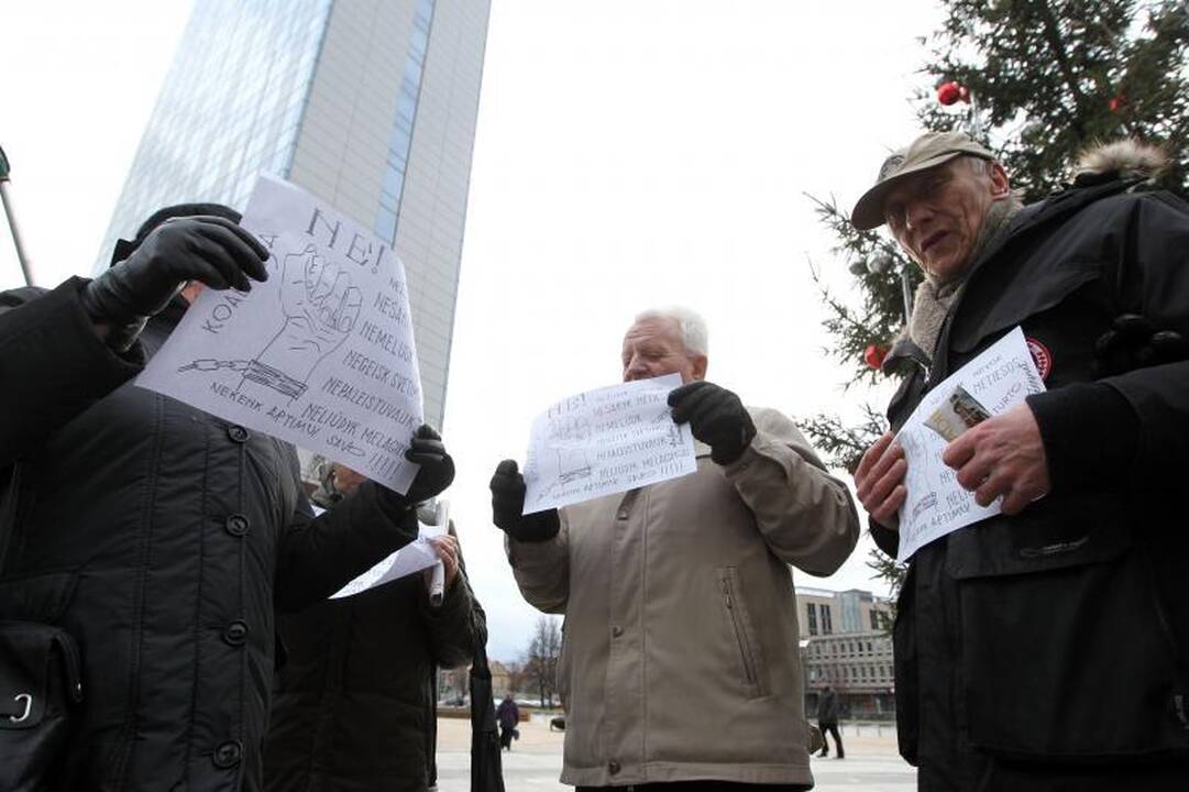 Prie savivaldybės – protestas prieš A.Zuoko savivalę