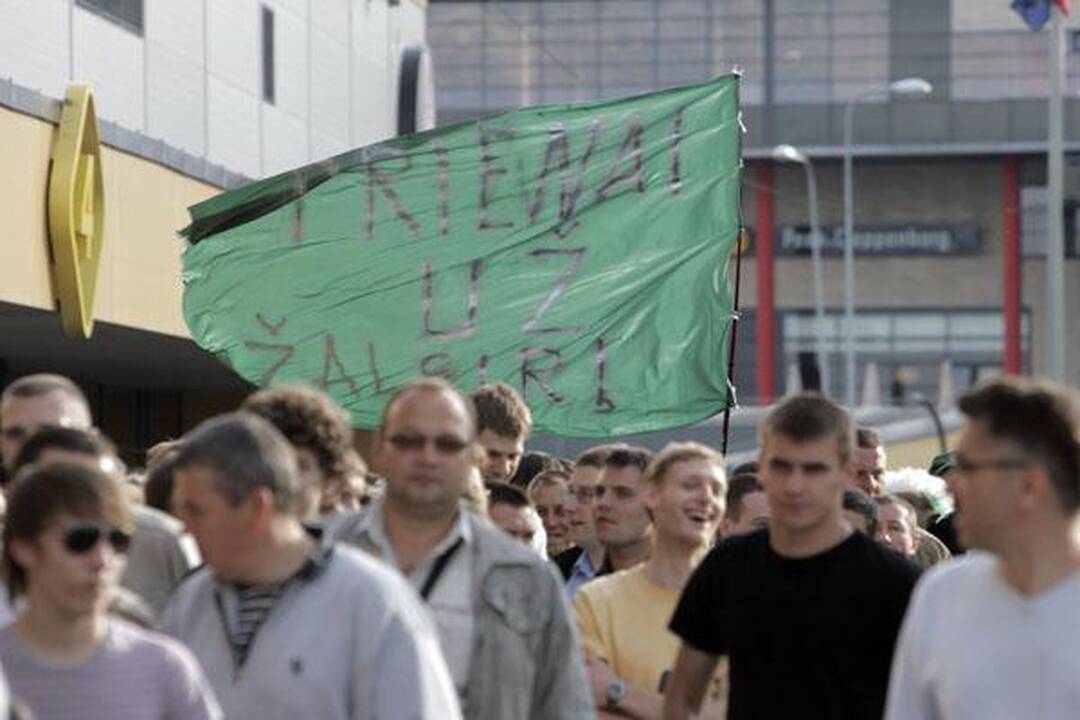 Tribūnose - "Žalgirio" aistruolių nusivylimas, Vilniaus gatvėse - kukli šventė