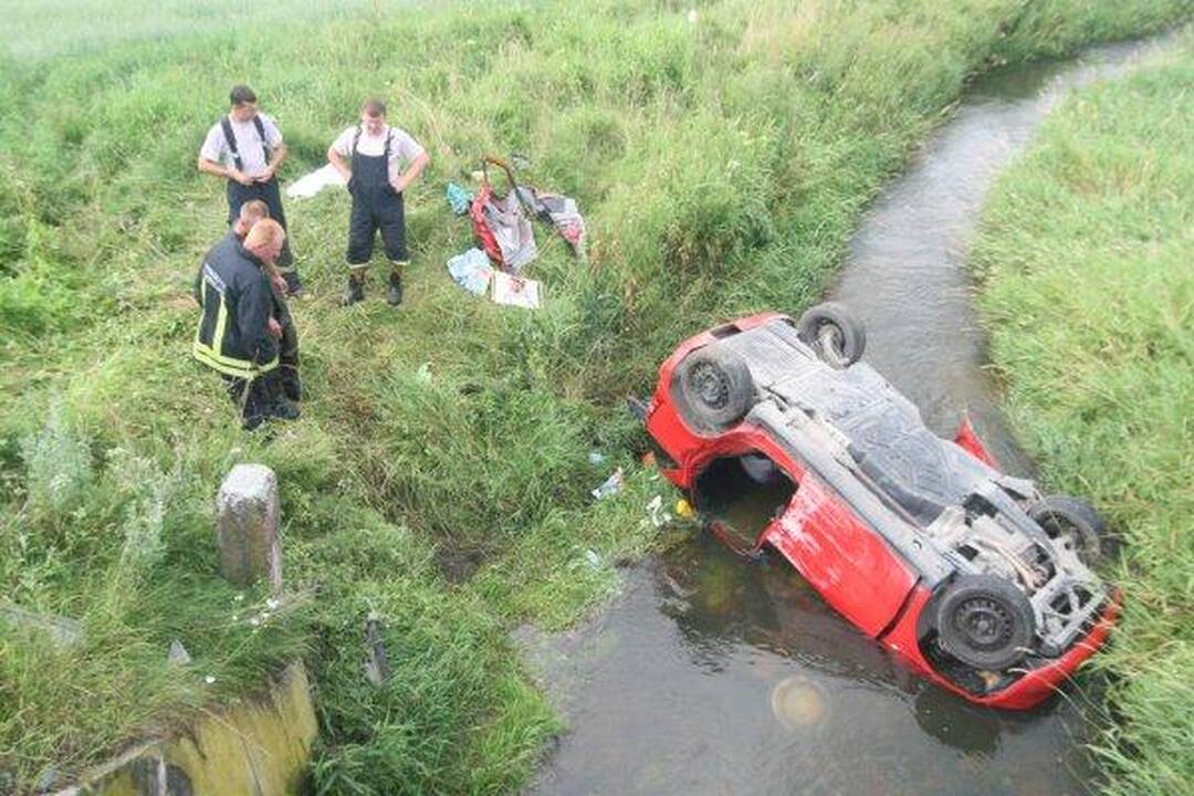 Automobiliui įskriejus į upelį žuvo vaikas ir jo motina (papildyta)