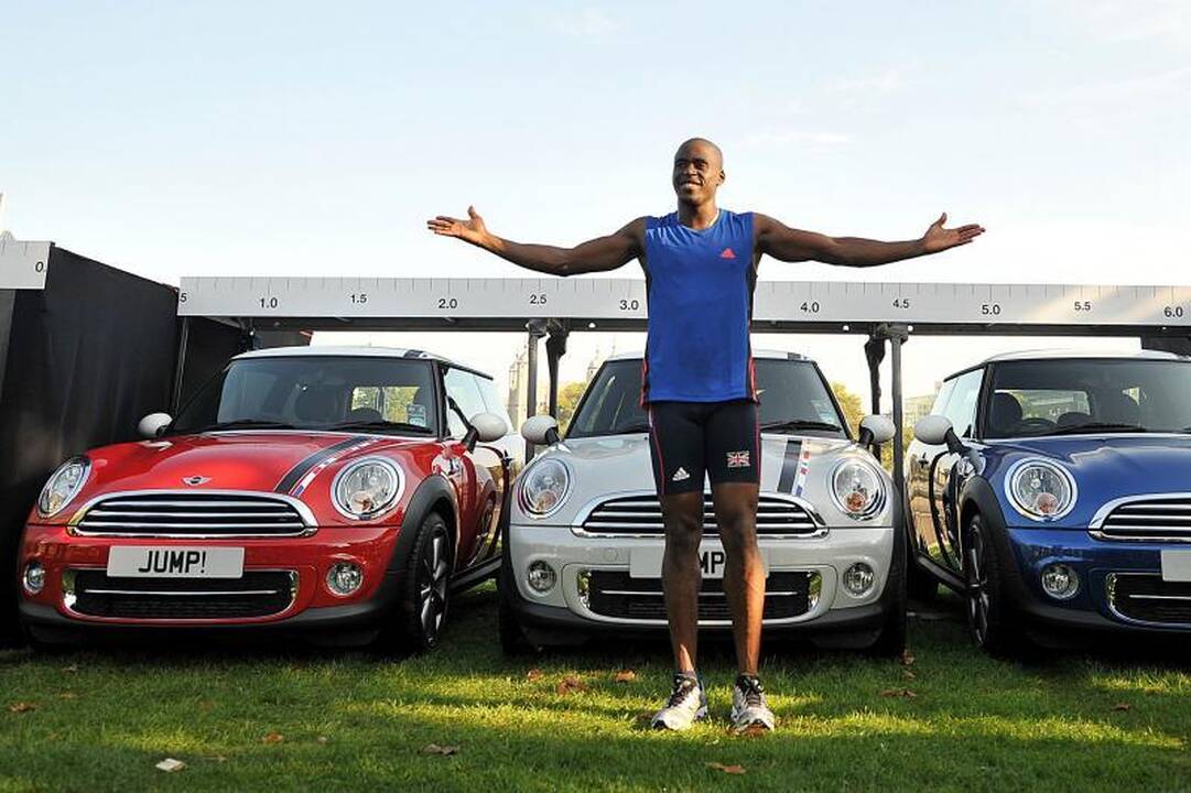 Sportininkas peršoko tris „Mini London 2012“ automobilius