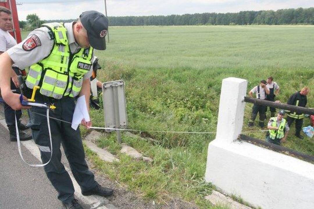 Automobiliui įskriejus į upelį žuvo vaikas ir jo motina (papildyta)