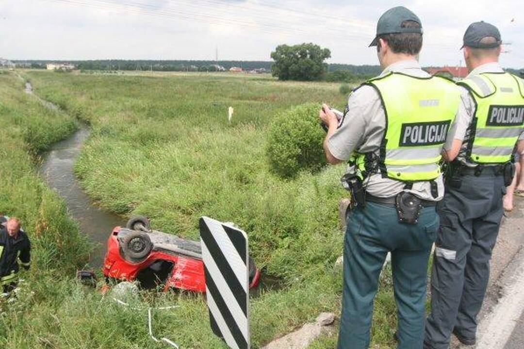 Automobiliui įskriejus į upelį žuvo vaikas ir jo motina (papildyta)