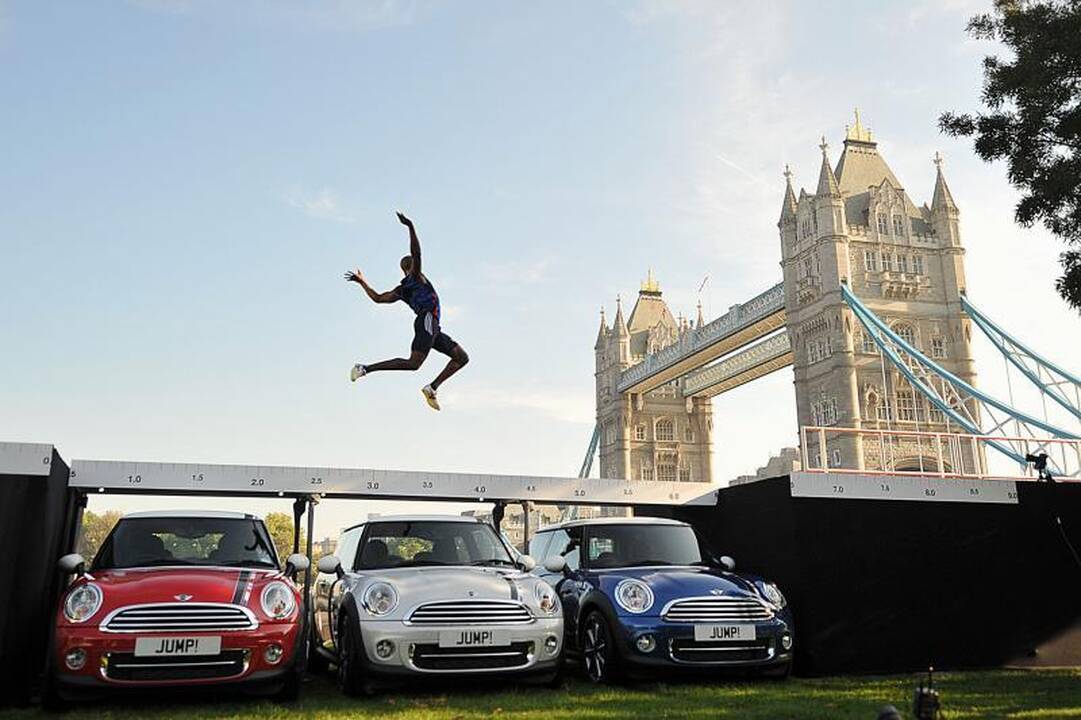 Sportininkas peršoko tris „Mini London 2012“ automobilius