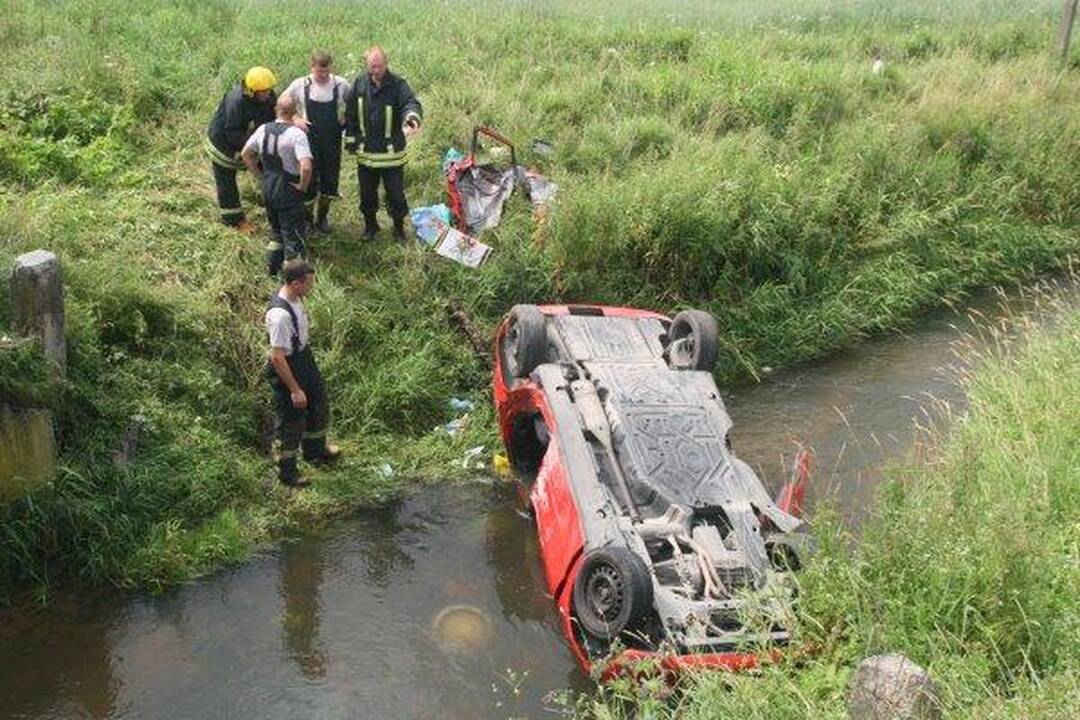 Automobiliui įskriejus į upelį žuvo vaikas ir jo motina (papildyta)