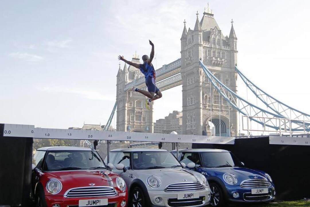 Sportininkas peršoko tris „Mini London 2012“ automobilius