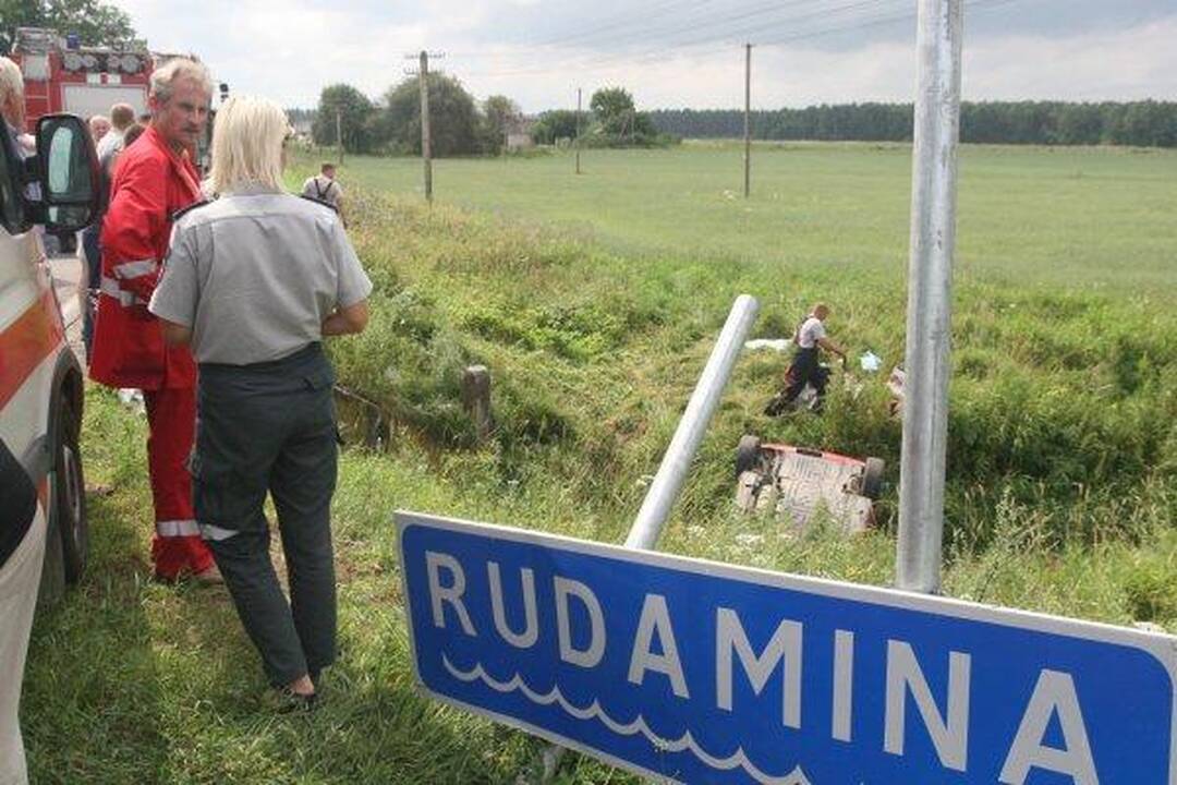 Automobiliui įskriejus į upelį žuvo vaikas ir jo motina (papildyta)