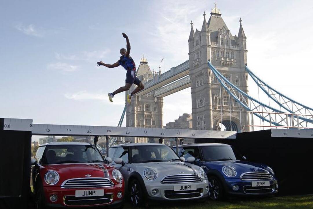 Sportininkas peršoko tris „Mini London 2012“ automobilius