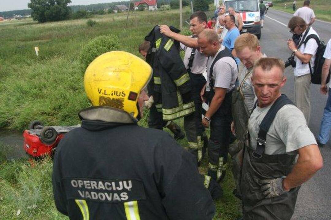 Automobiliui įskriejus į upelį žuvo vaikas ir jo motina (papildyta)