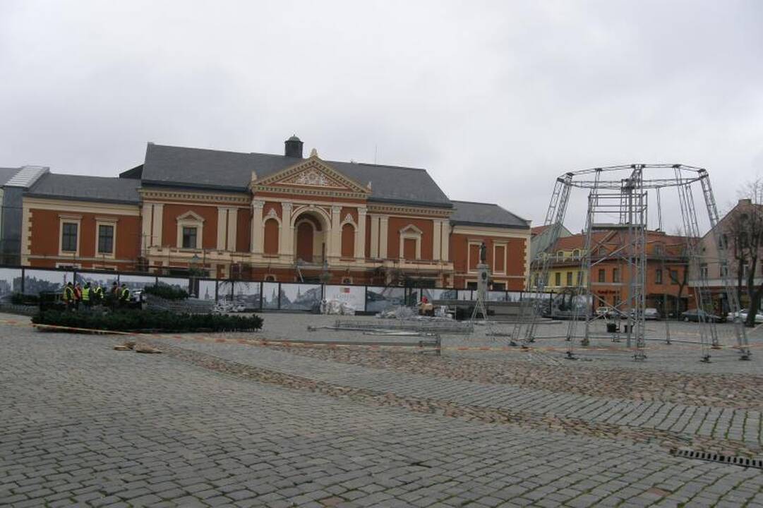 Klaipėdos Teatro aikštėje pradėjo kilti Kalėdų eglutė