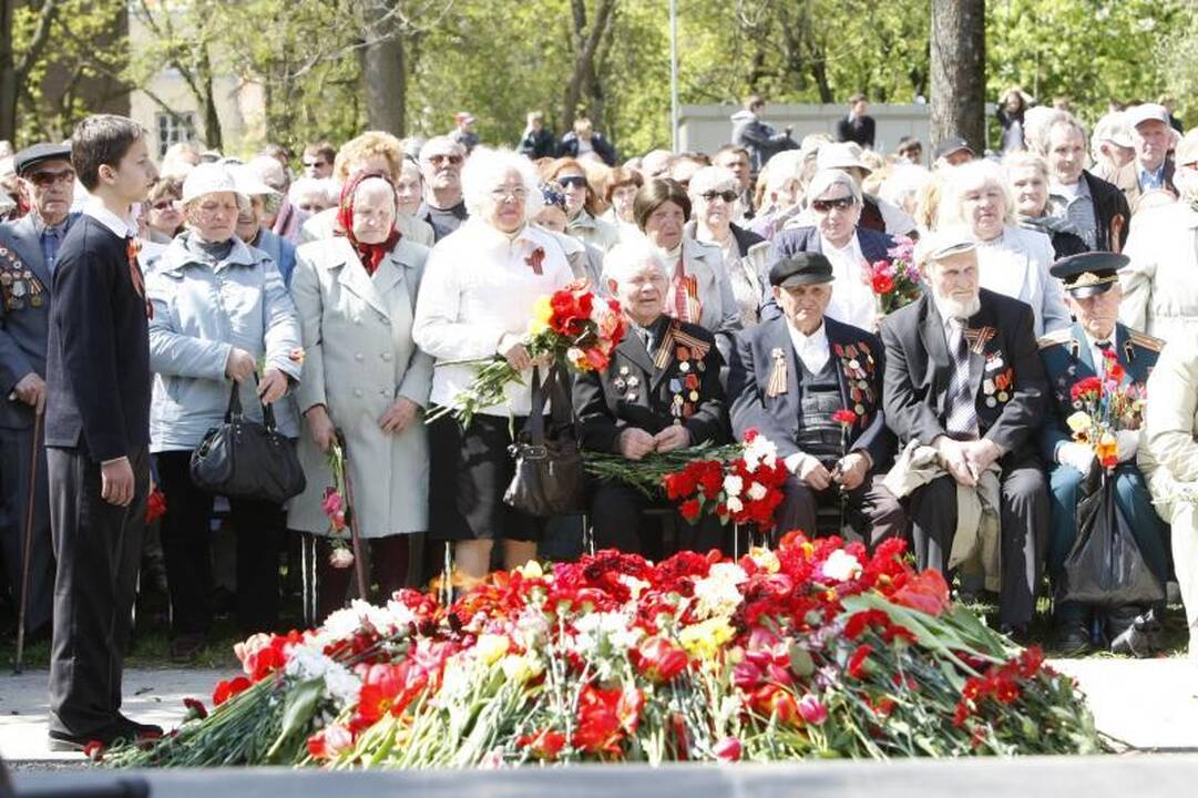 Gegužės 9-ąją klaipėdiečiai paminėjo karių kapinėse (papildyta)