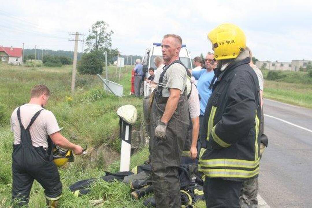 Automobiliui įskriejus į upelį žuvo vaikas ir jo motina (papildyta)