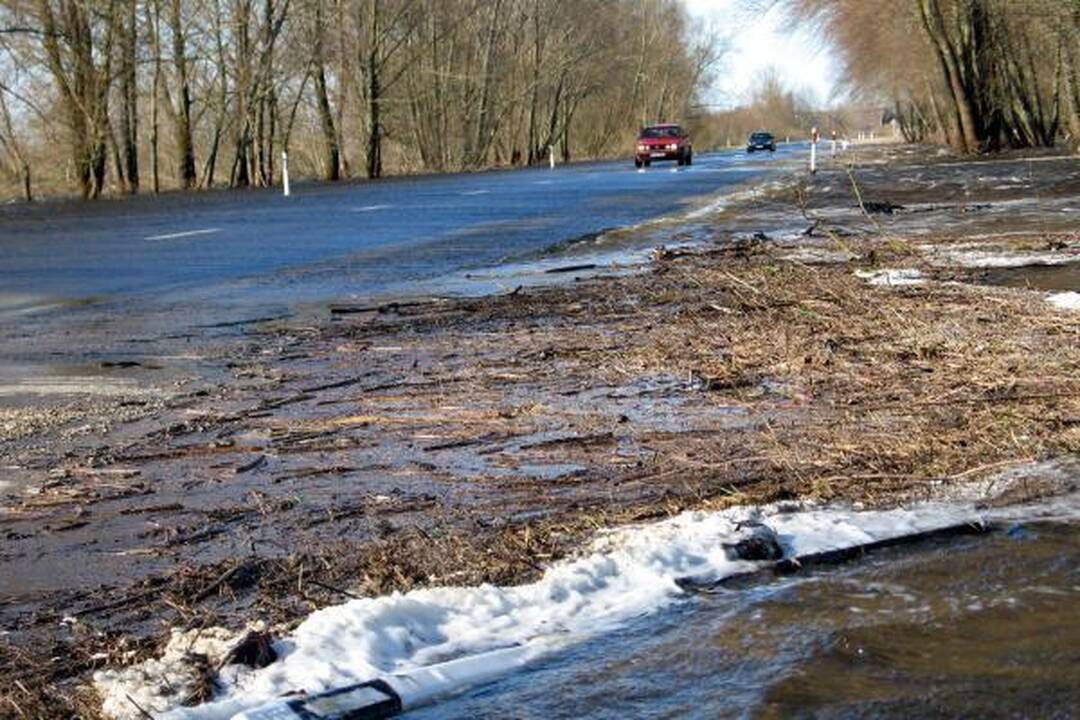 Rusnės kelyje vandens gylis siekia 6 cm