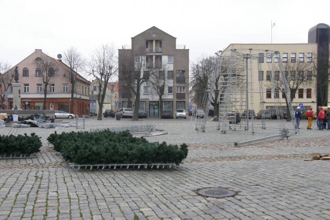 Klaipėdos Teatro aikštėje pradėjo kilti Kalėdų eglutė