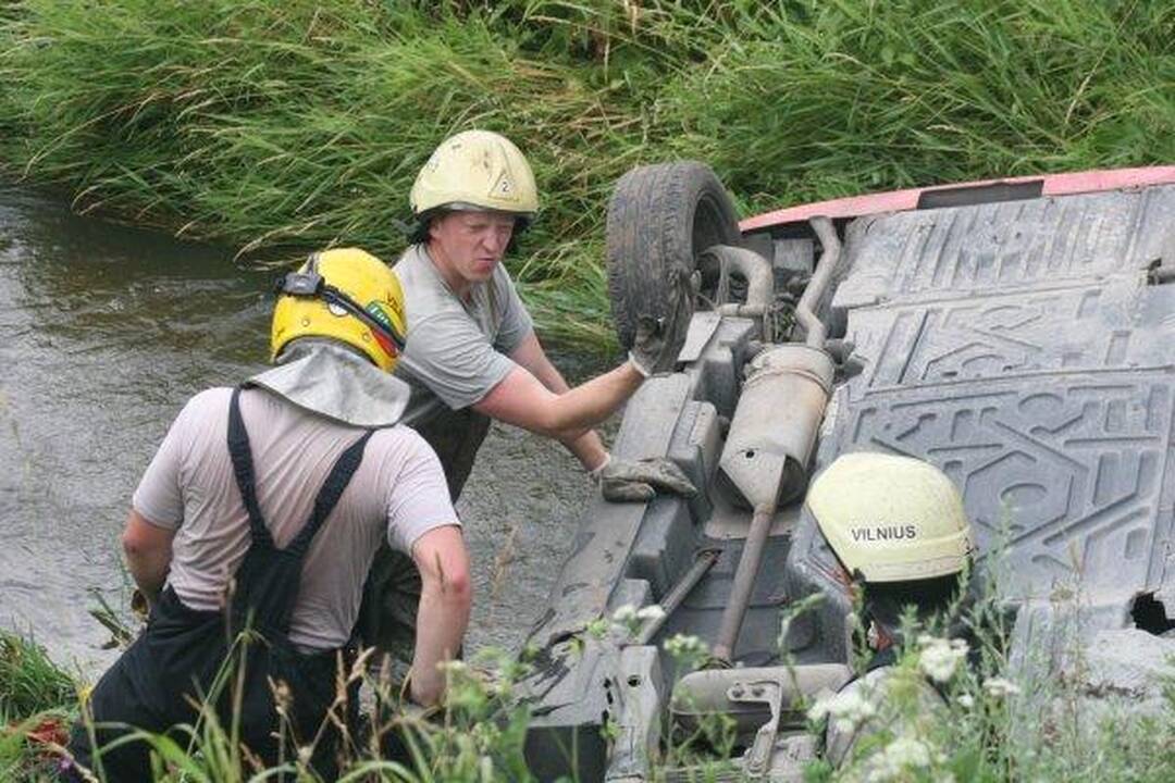 Automobiliui įskriejus į upelį žuvo vaikas ir jo motina (papildyta)