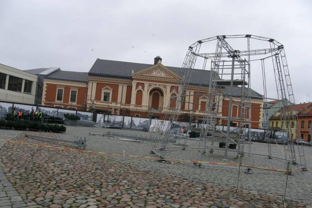 Klaipėdos Teatro aikštėje pradėjo kilti Kalėdų eglutė