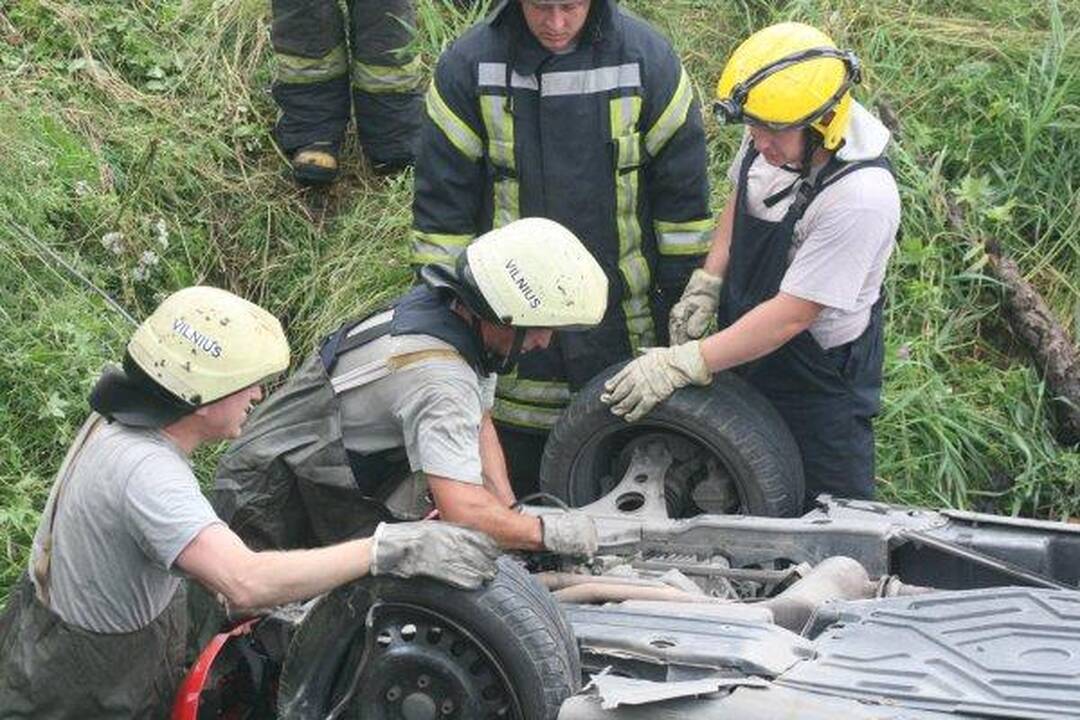 Automobiliui įskriejus į upelį žuvo vaikas ir jo motina (papildyta)