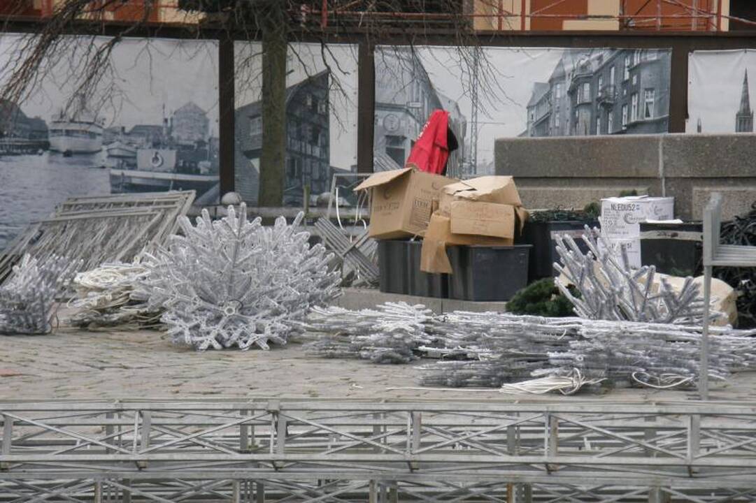 Klaipėdos Teatro aikštėje pradėjo kilti Kalėdų eglutė