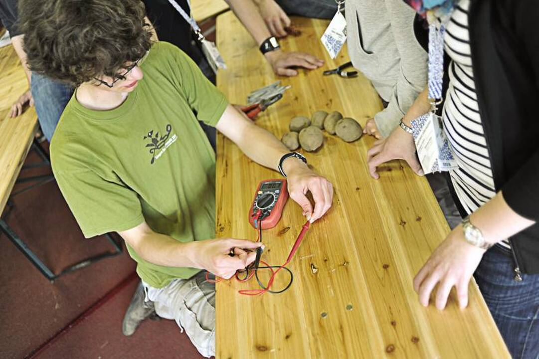 Jauniems mokslininkams Kaune iki pasaulio rekordo pritrūko 121 volto