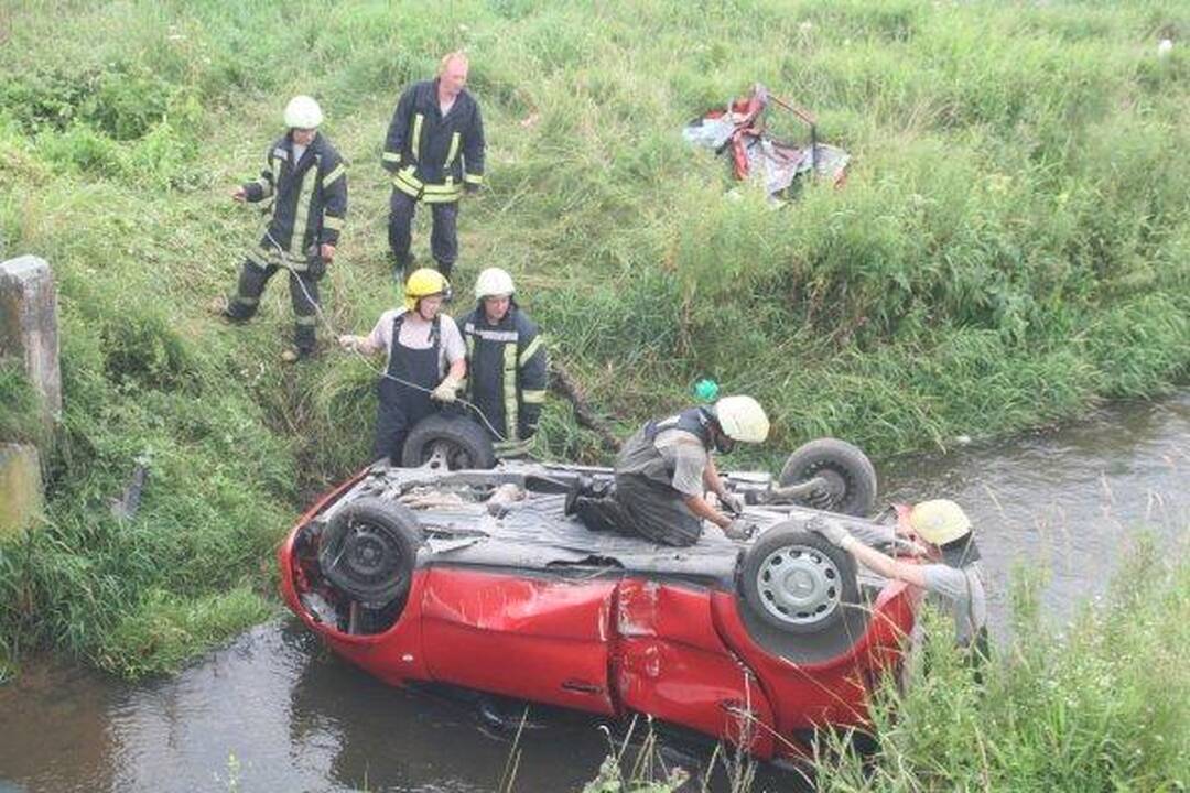 Automobiliui įskriejus į upelį žuvo vaikas ir jo motina (papildyta)