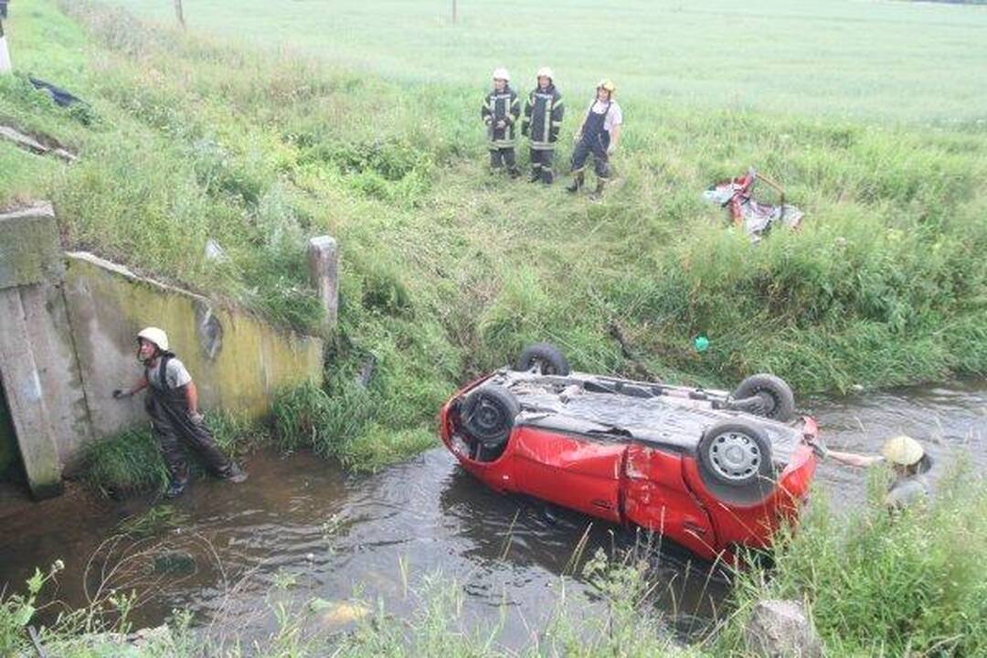 Automobiliui įskriejus į upelį žuvo vaikas ir jo motina (papildyta)