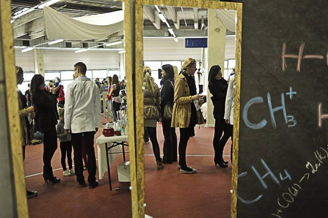 Jauniems mokslininkams Kaune iki pasaulio rekordo pritrūko 121 volto