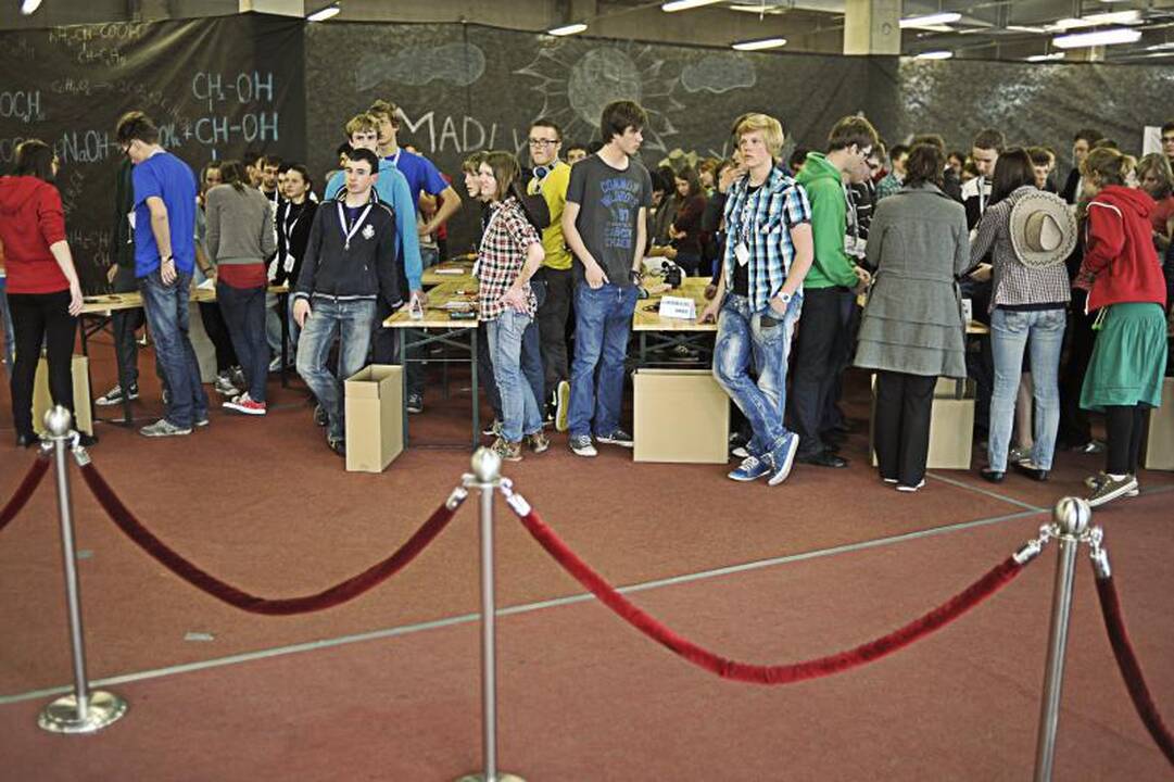 Jauniems mokslininkams Kaune iki pasaulio rekordo pritrūko 121 volto