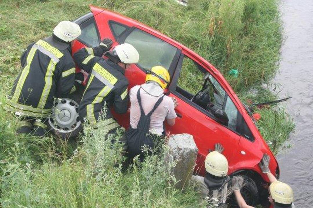 Automobiliui įskriejus į upelį žuvo vaikas ir jo motina (papildyta)