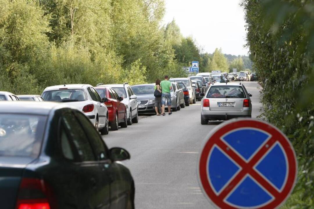 Daugybė žmonių ilgąjį savaitgalį leidžia prie jūros