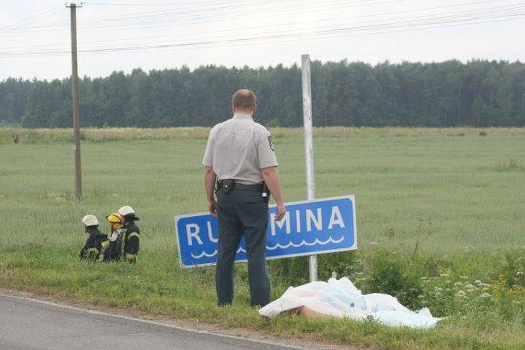 Automobiliui įskriejus į upelį žuvo vaikas ir jo motina (papildyta)