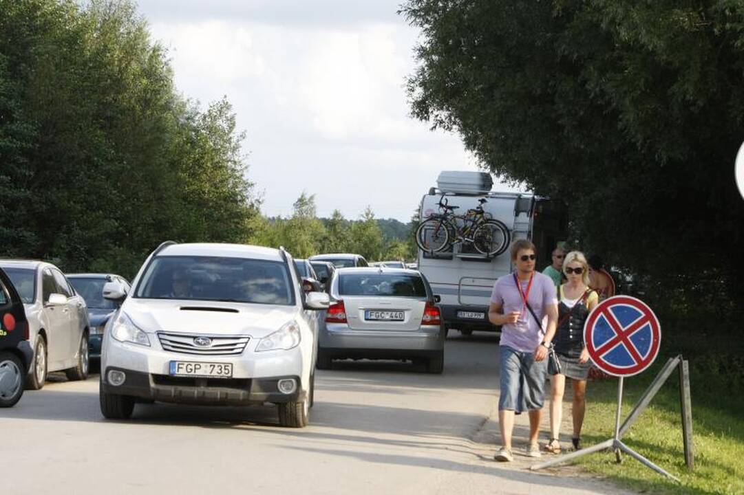 Daugybė žmonių ilgąjį savaitgalį leidžia prie jūros