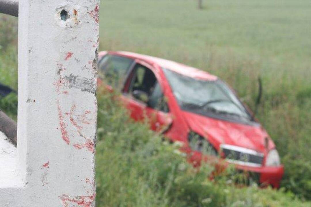 Automobiliui įskriejus į upelį žuvo vaikas ir jo motina (papildyta)