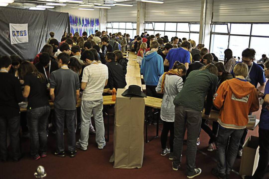 Jauniems mokslininkams Kaune iki pasaulio rekordo pritrūko 121 volto