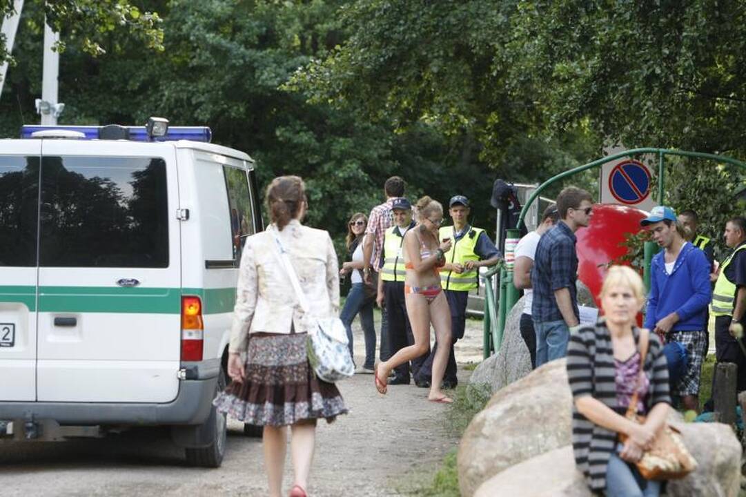 Daugybė žmonių ilgąjį savaitgalį leidžia prie jūros