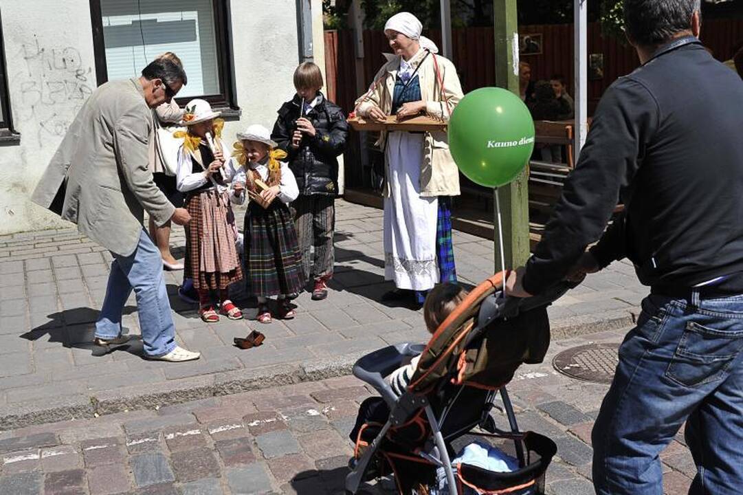 Mieste šurmuliuoja šventiškai nusiteikę kauniečiai