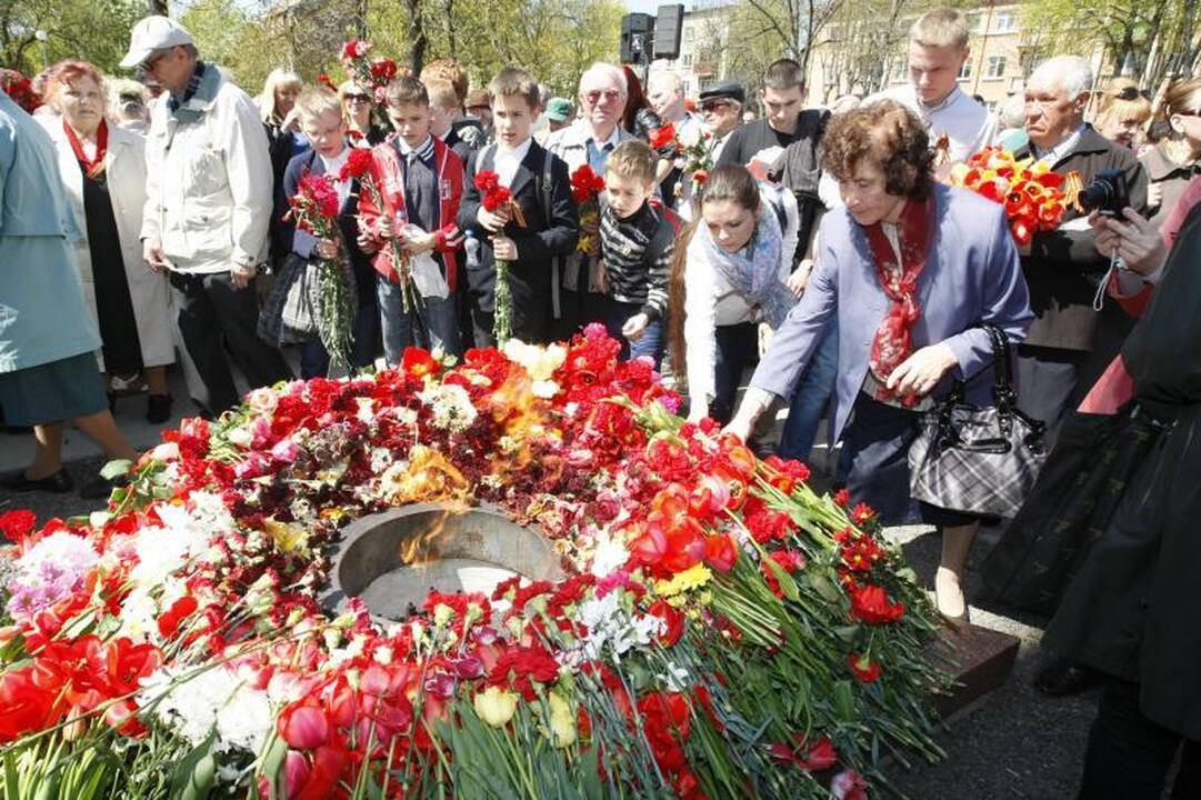 Gegužės 9-ąją klaipėdiečiai paminėjo karių kapinėse (papildyta)
