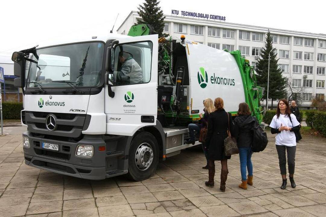 Laisvės alėjoje eglę papuoš studentų kurti žaisliukai iš atliekų