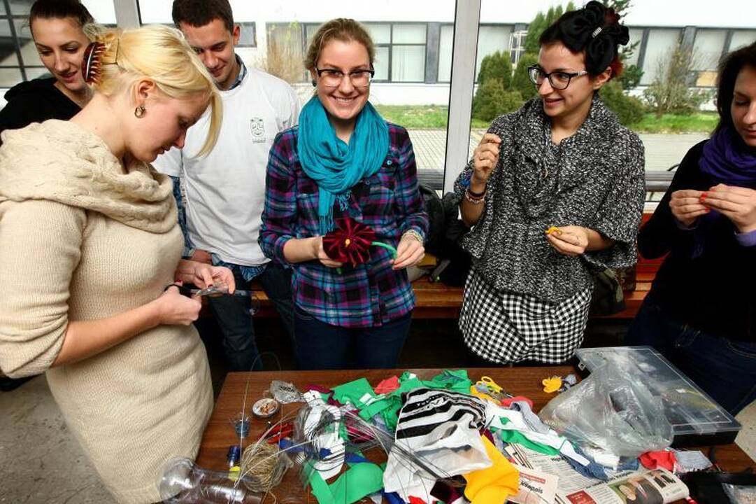 Laisvės alėjoje eglę papuoš studentų kurti žaisliukai iš atliekų
