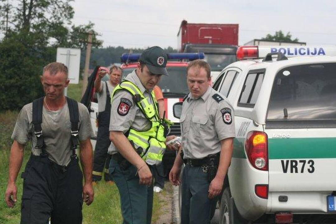 Automobiliui įskriejus į upelį žuvo vaikas ir jo motina (papildyta)