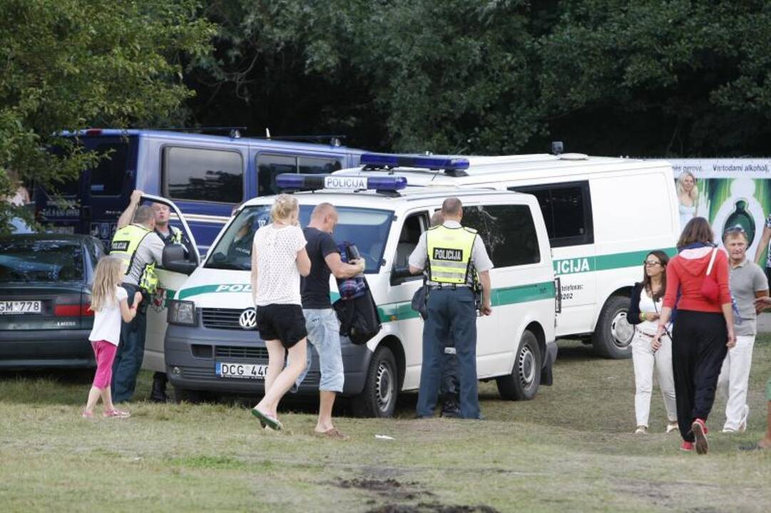 Daugybė žmonių ilgąjį savaitgalį leidžia prie jūros