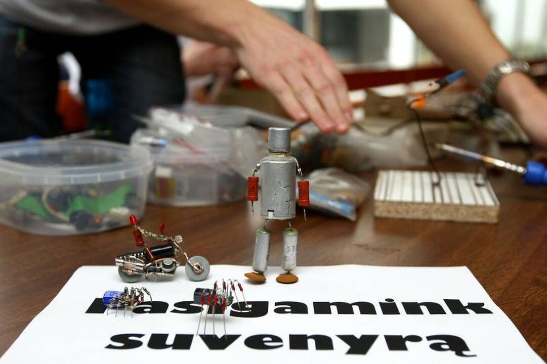 Laisvės alėjoje eglę papuoš studentų kurti žaisliukai iš atliekų