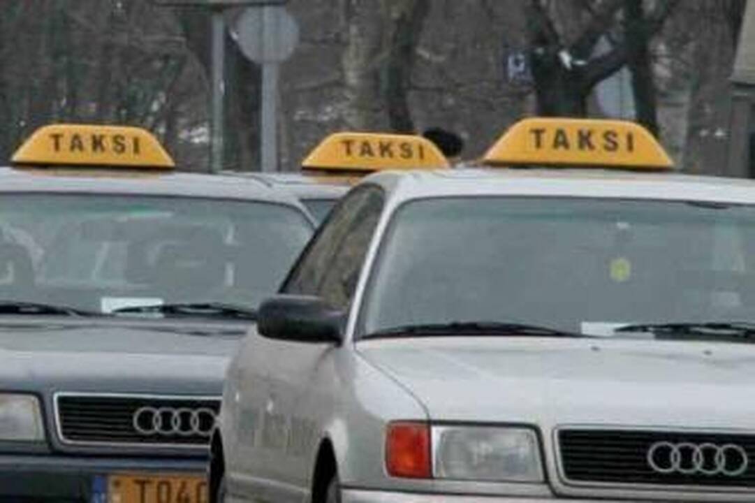 Siūloma leisti taksi vairuotojams važiuoti be saugos diržų 