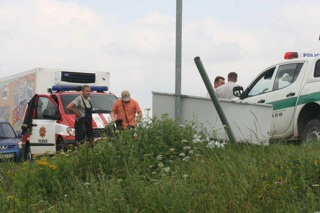 Automobiliui įskriejus į upelį žuvo vaikas ir jo motina (papildyta)