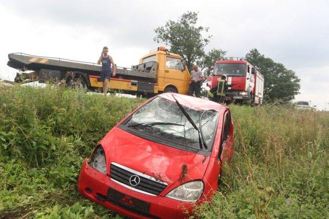 Automobiliui įskriejus į upelį žuvo vaikas ir jo motina (papildyta)