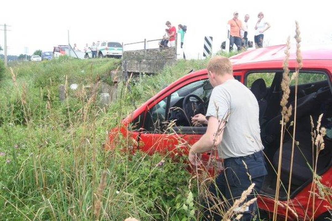Automobiliui įskriejus į upelį žuvo vaikas ir jo motina (papildyta)