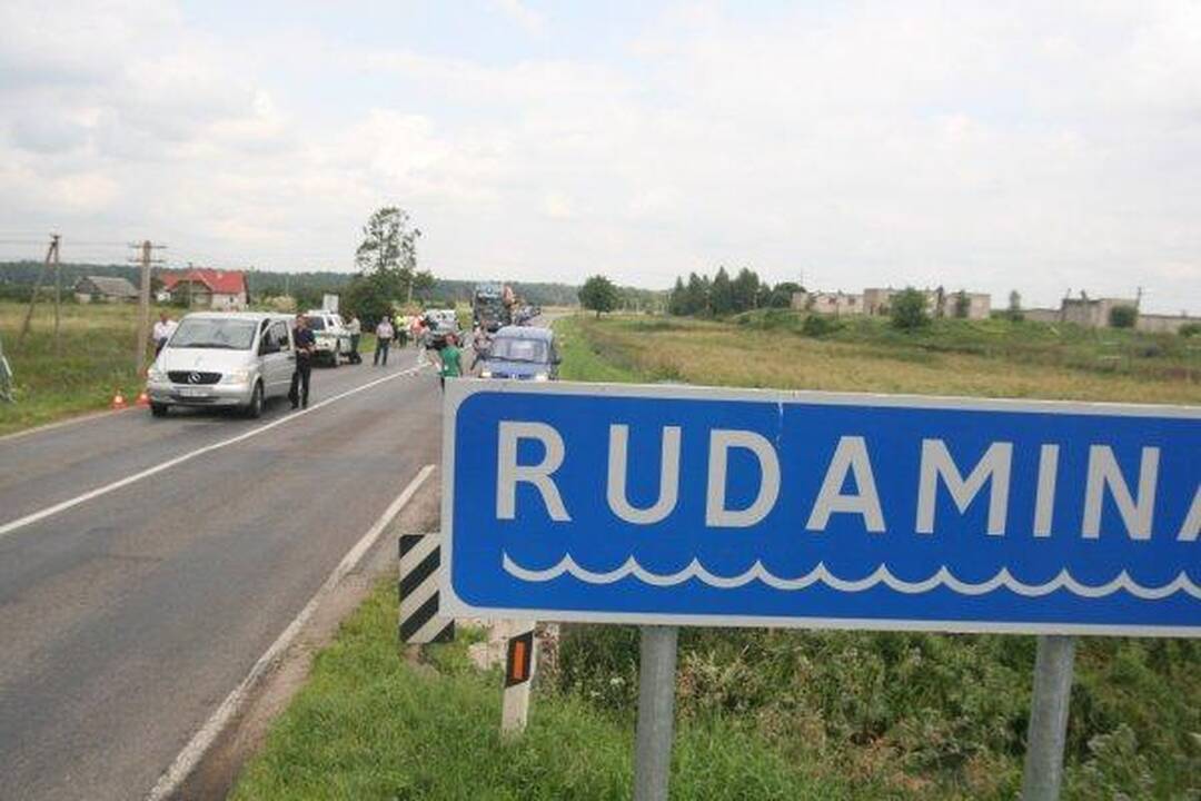 Automobiliui įskriejus į upelį žuvo vaikas ir jo motina (papildyta)