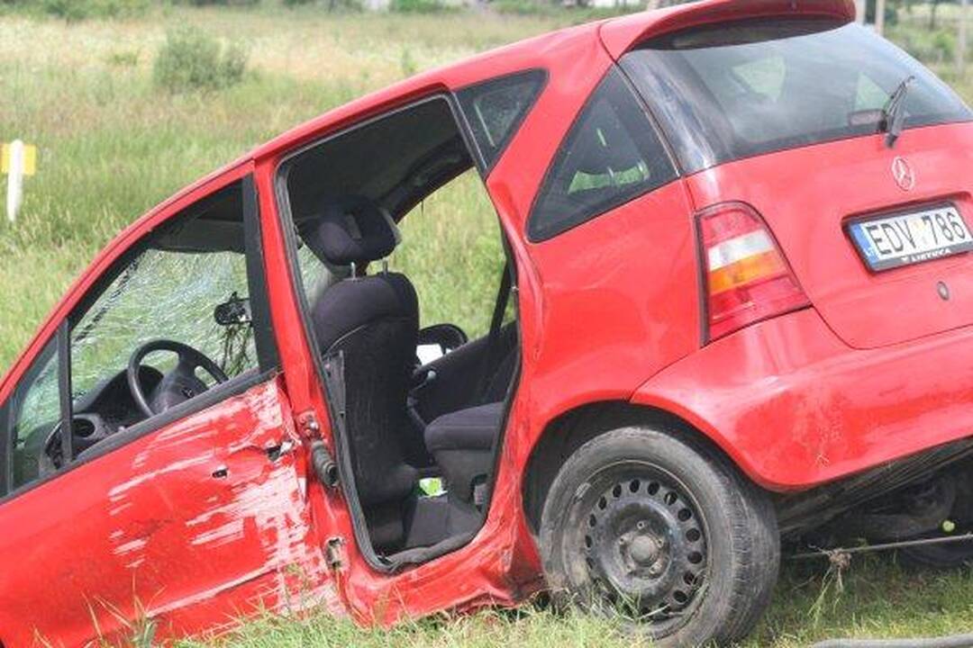 Automobiliui įskriejus į upelį žuvo vaikas ir jo motina (papildyta)