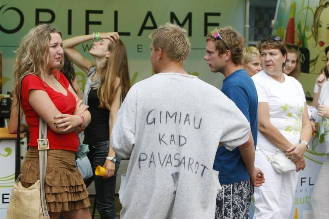 Daugybė žmonių ilgąjį savaitgalį leidžia prie jūros