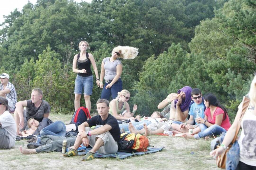 Daugybė žmonių ilgąjį savaitgalį leidžia prie jūros
