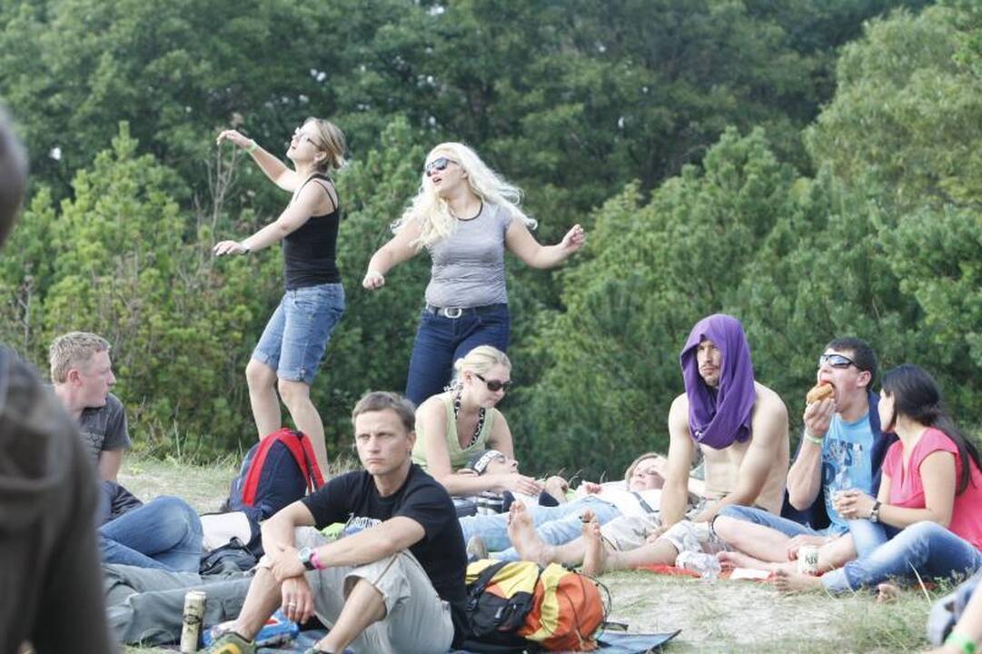 Daugybė žmonių ilgąjį savaitgalį leidžia prie jūros